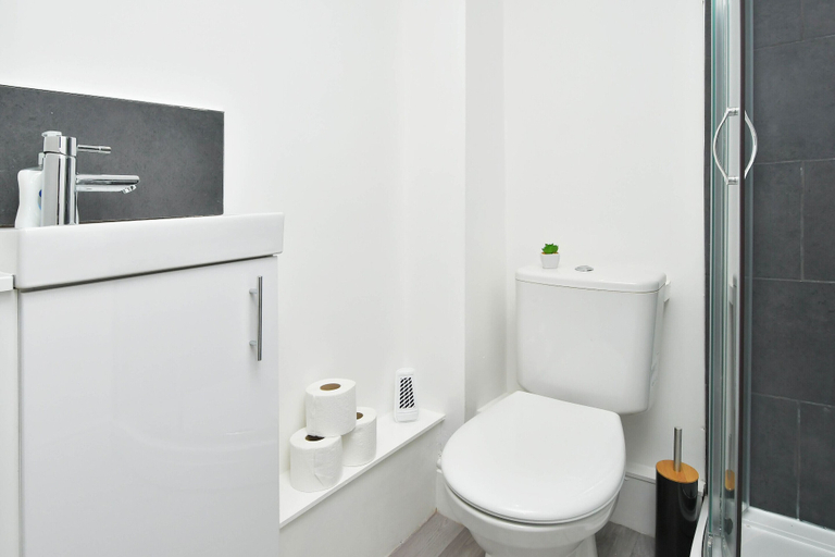 Bathroom 5, Townhouse @ Bucknall New Road Stoke, Stoke-on-Trent