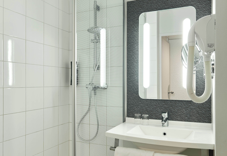 Bathroom 4, B&B HOTEL Versailles Le Chesnay, Yvelines