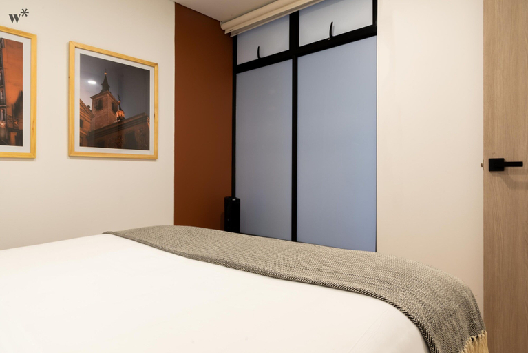 Room 2, w Lovely 2BR w Balcony n AC in Laureles, Medellín