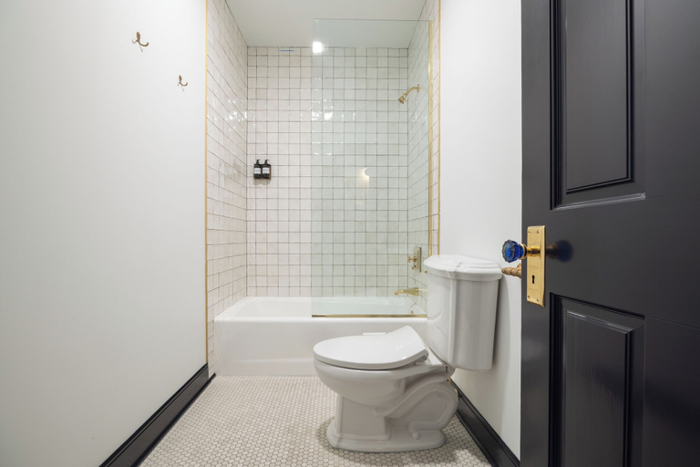 Bathroom 4, Hotel Hardware, Columbia