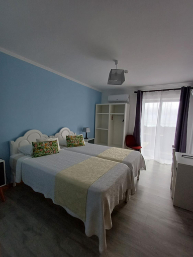 Others 4, Ocean Breeze, Madalena