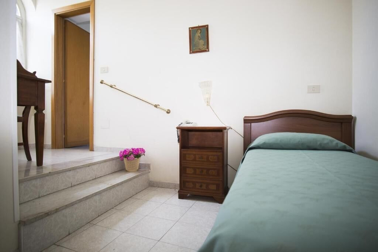 Bedroom 4, Domus San Vincenzo - Casa Religiosa di Ospitalità, Napoli