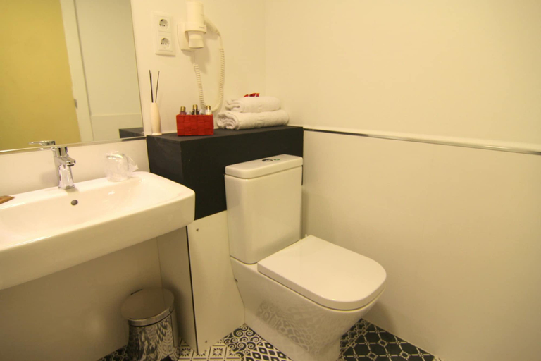 Bathroom 4, Hostal Aslyp 114, Barcelona
