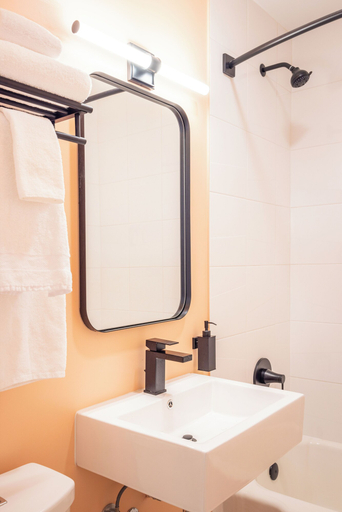 Bathroom 5, The Imperial, Bernalillo
