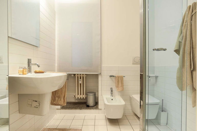 Bathroom 5, In Rome at Spanish Steps Classy Apartment With Modern Design in an Historic Palazzo, Rome