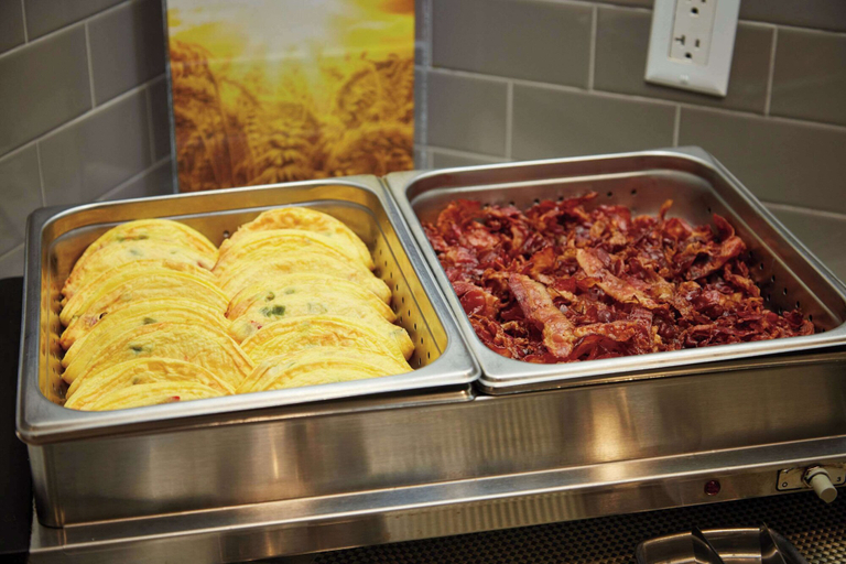 Food & Drinks 5, Quality Inn & Suites, Leeds and Grenville