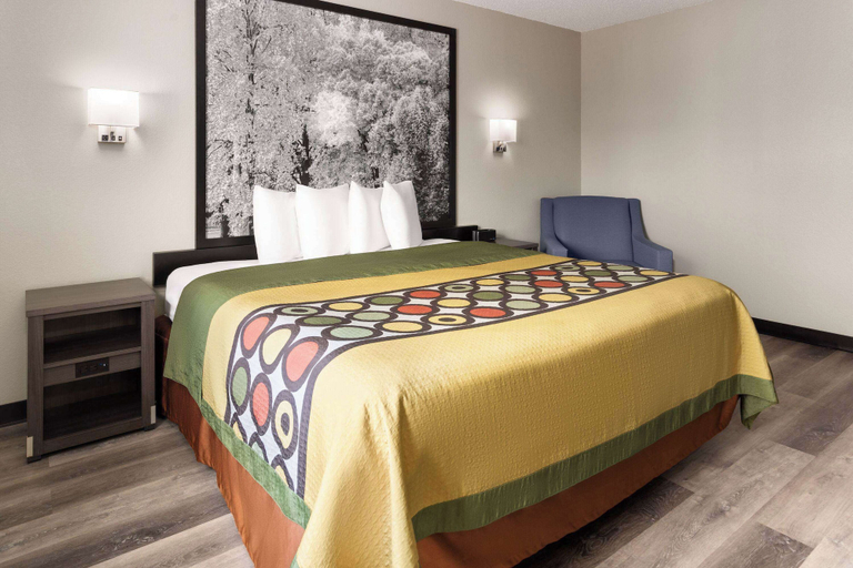 Bedroom 3, Super 8 by Wyndham Burnham/Lewistown, Mifflin