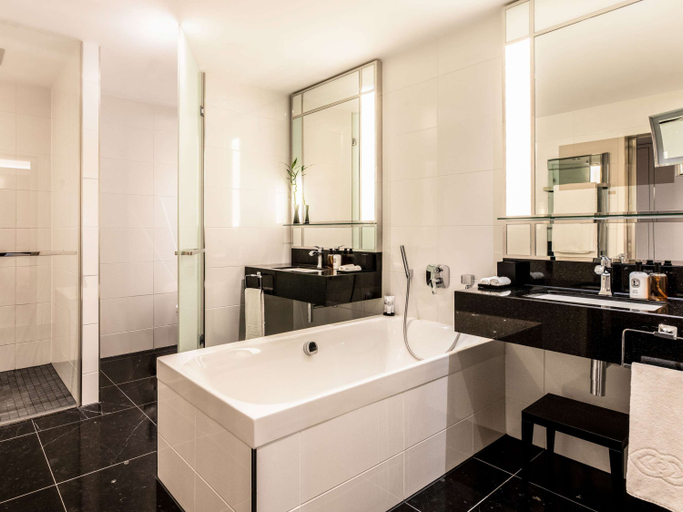 Bathroom 10