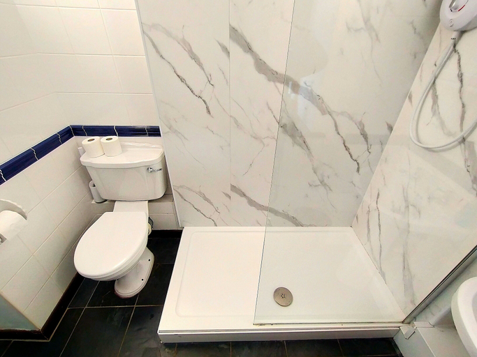 Bathroom 3, The Long Barn for Families, Pets & Workers, Cornwall