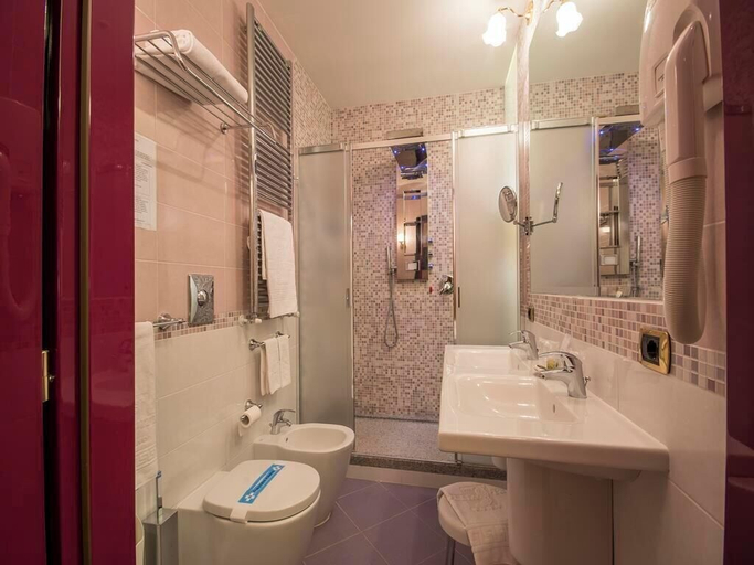 Bathroom 4, Hotel Vittoria, Milano