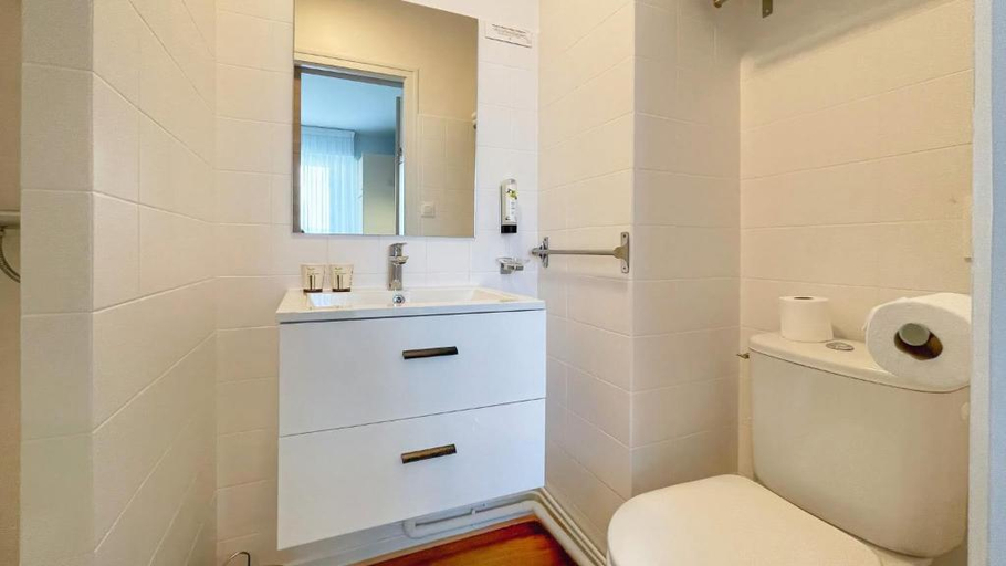 Bathroom, Logis Hotel l'Albatros, Morbihan
