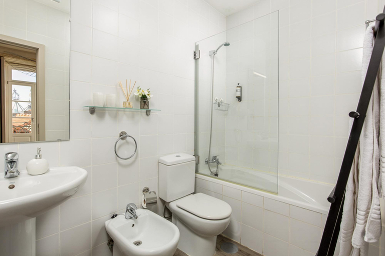Room 5, Cl Rigos 2B in Porto, Porto