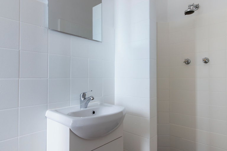 Bathroom 4, Figtree Hotel, Wollongong Bal