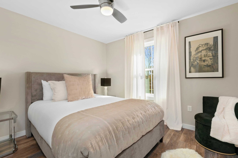 Bedroom 4, 10 Mins to Downtown Deck w/ Fire Pit Modern Haven Bradford by Avantstay, Buncombe