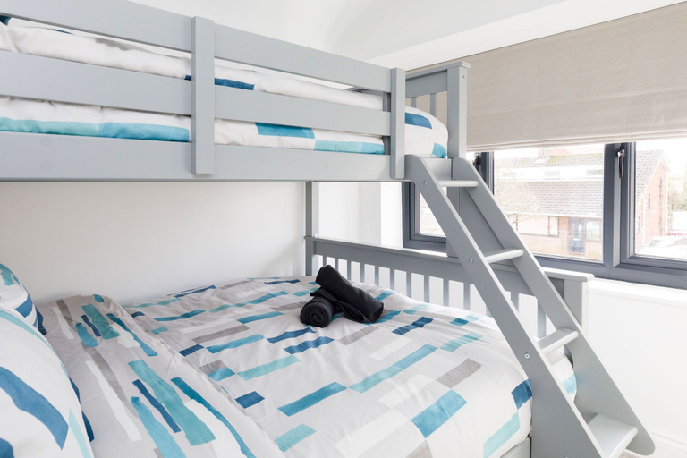 Bedroom 3, Renovated Home for 8 Canal Walk to Chichester, West Sussex