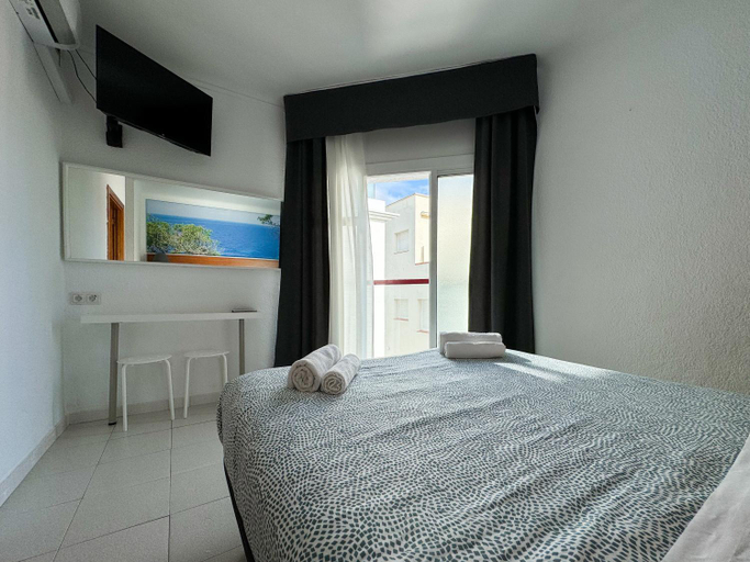 Bedroom 4, Maremagnum, Girona