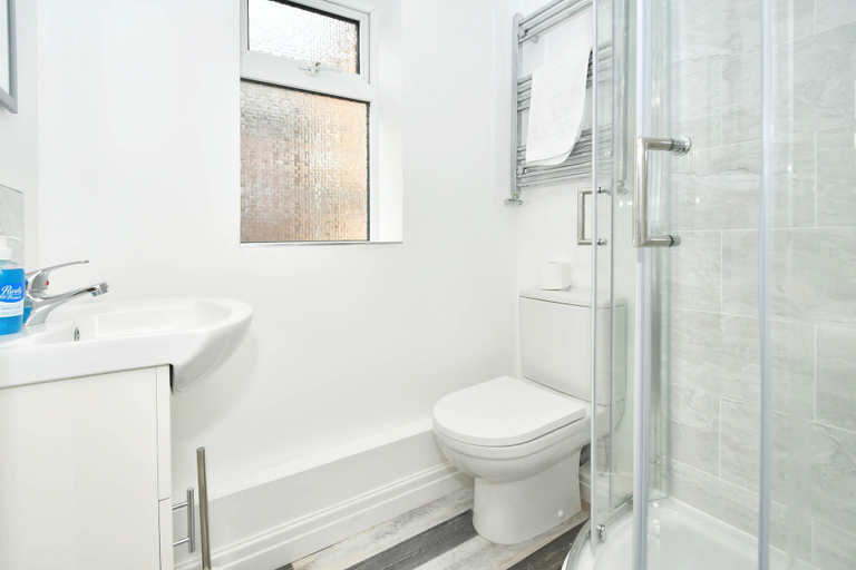 Bathroom 2, Townhouse@ 147 Westminster Street Crewe, Cheshire East