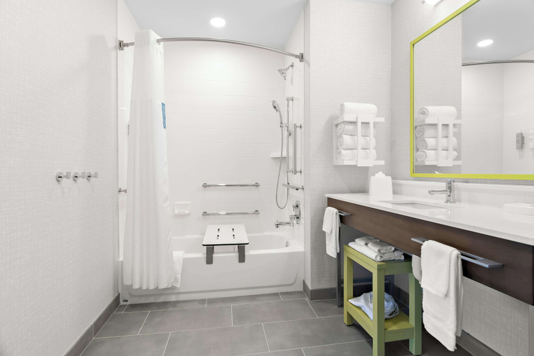 Bathroom 4, Hampton Inn & Suites Chicago Medical District UIC, Cook