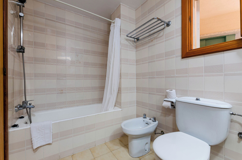 Bathroom 4, Sol y Mar Apartments, Baleares