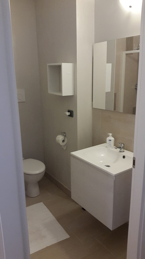Bathroom 2, Vroom508, Verona