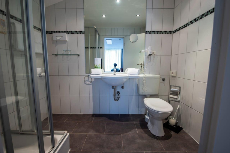 Bathroom 16