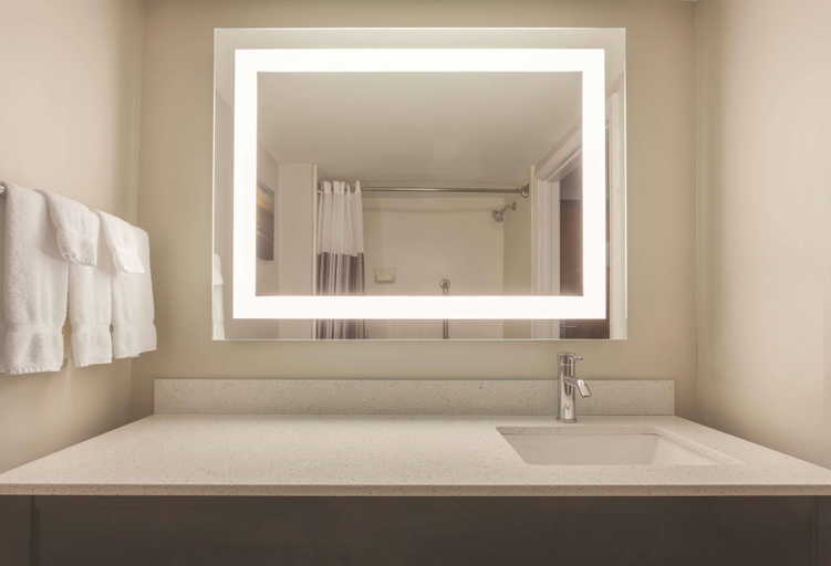 Bathroom 5, La Quinta Inn & Suites by Wyndham Columbus North, Muscogee