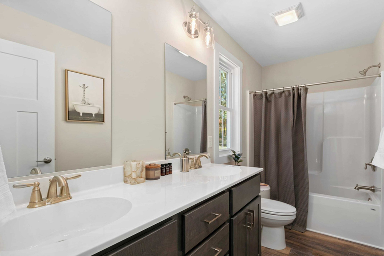 Bathroom 5, 10 Mins to Downtown Deck w/ Fire Pit Modern Haven Bradford by Avantstay, Buncombe