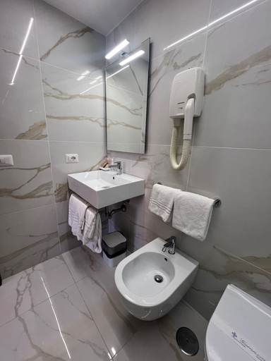 Bathroom 4, Hotel Garda, Rome