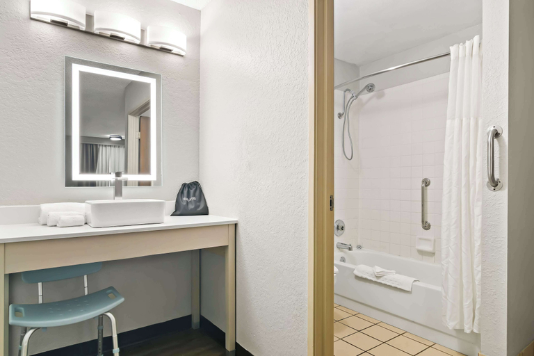 Bathroom 4, Best Western The Oasis at Joplin, Newton