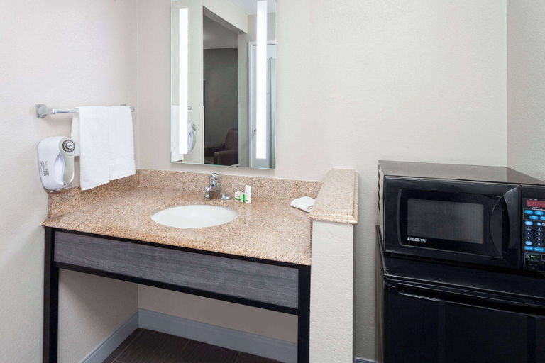 Bathroom 4, La Quinta Inn by Wyndham Cleveland Independence, Cuyahoga