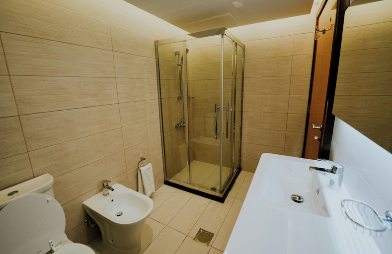 Bathroom 5, Villaggio Hotel Abu Dhabi, Abu Dhabi City