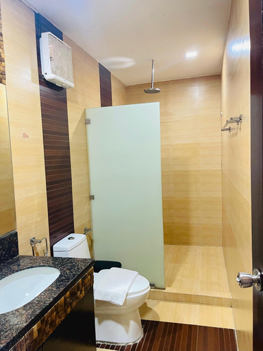 Bathroom 5, Tugawe Cove Resort, Caramoan