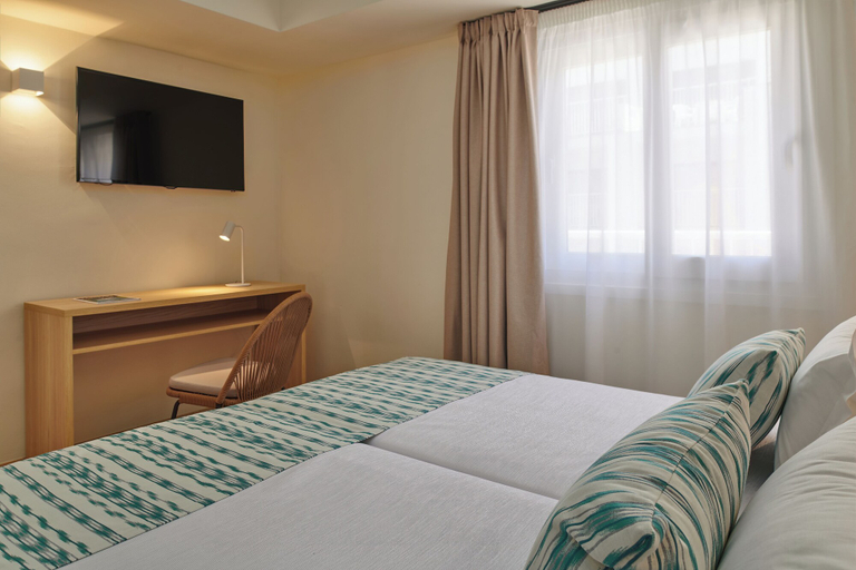 Bedroom 3, Grupotel Mar de Menorca, Baleares