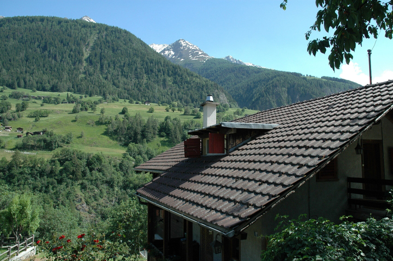 Others 5, Charming Chalet Near Trails, Raron