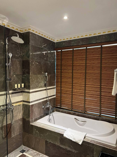 Bathroom 5, FLC Halong Bay Golf Club & Luxury Resort, Hạ Long