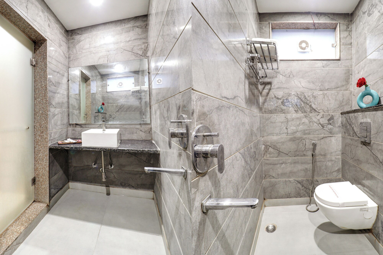 Bathroom 3, Hotel Emporio Dx Paharganj New Delhi, Delhi