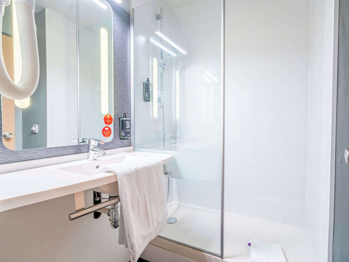Bathroom 12