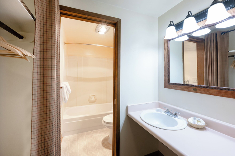 Bathroom, Glacier Bay Lodge, Skagway-Yakutat-Angoon
