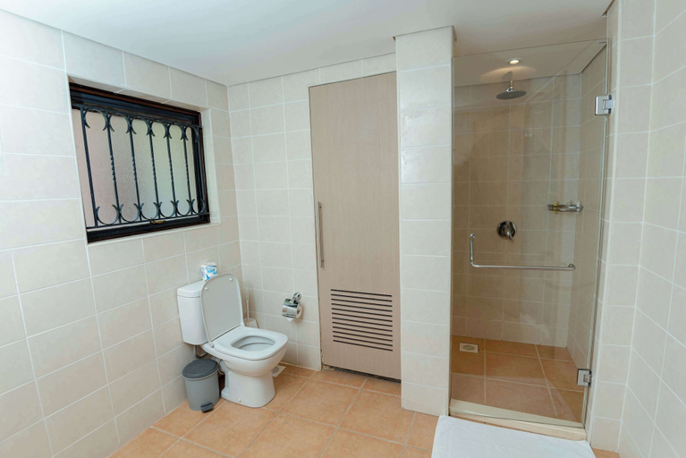 Bathroom 5, Heri Heights Hotel Apartments, SureStay Collection by BW, Dagoretti North