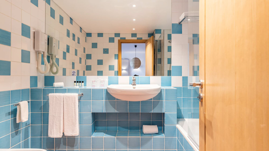 Bathroom 5, The Patio Suite Hotel, Albufeira