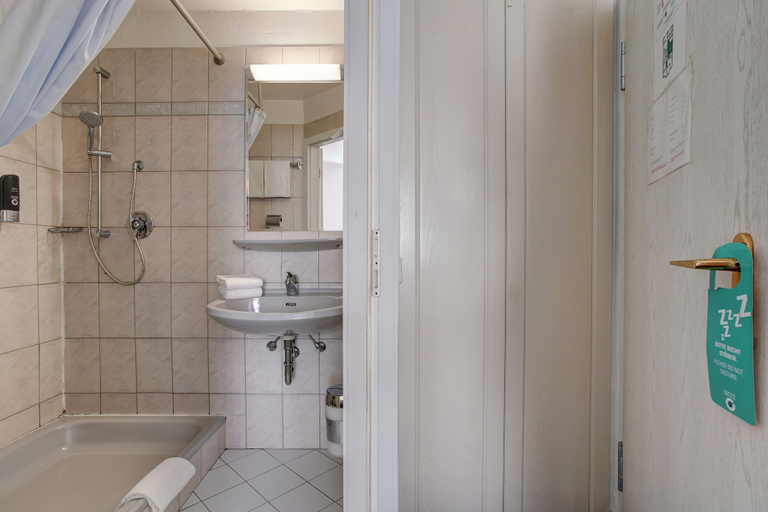 Bathroom 5, Centro Hotel Arde Koln, Trademark Collection by Wyndham, Köln