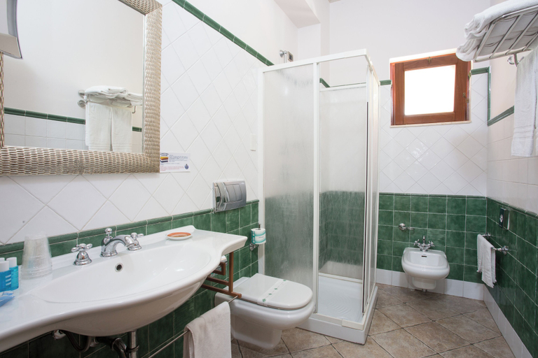 Bathroom 5, Hotel Tritone, Messina