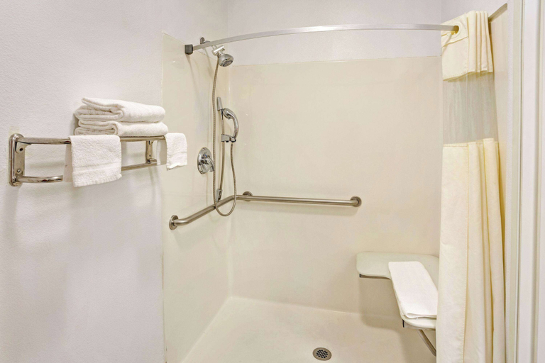 Bathroom 4, Days Inn & Suites by Wyndham Gresham, Multnomah