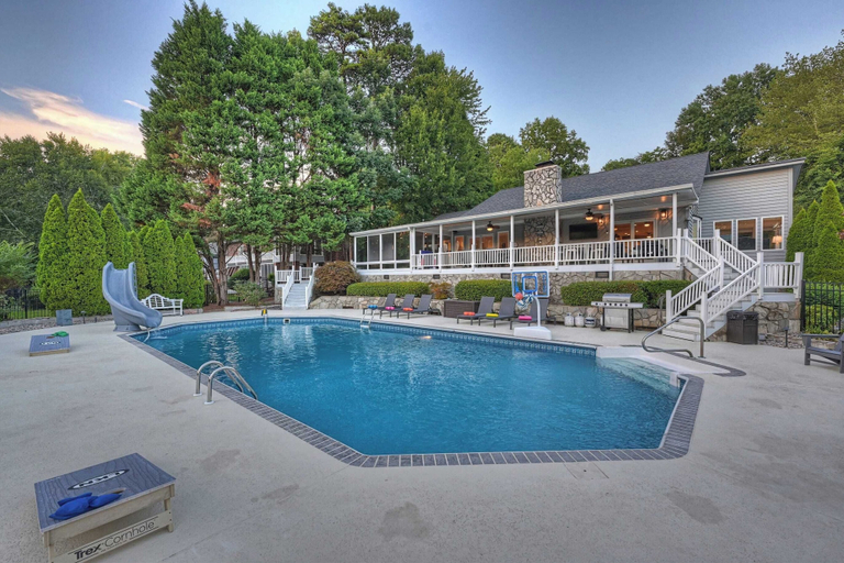 Sip, Sip Away by Avantstay Pool + Hot Tub, Lincoln