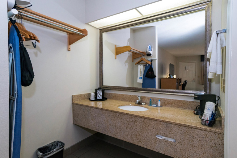 Bathroom 4, Best Western Airport Inn, Rankin