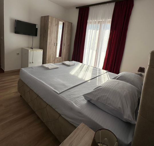 Others 5, Rooms Ajllin