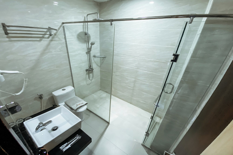 Bathroom, Lucky Star Hotel Near Harbour Bay Batam, Batam