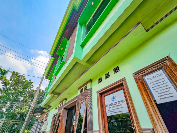 Exterior & Views 2, RedDoorz Syariah near Stadion Merdeka Jombang, Jombang