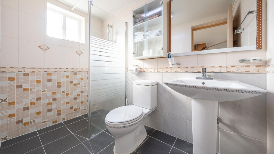 Bathroom 2, Taean Tteulapbada Pension, Taean