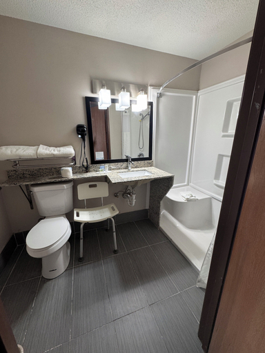 Bathroom 4, Baymont Inn & Suites by Wyndham Richmond, McHenry